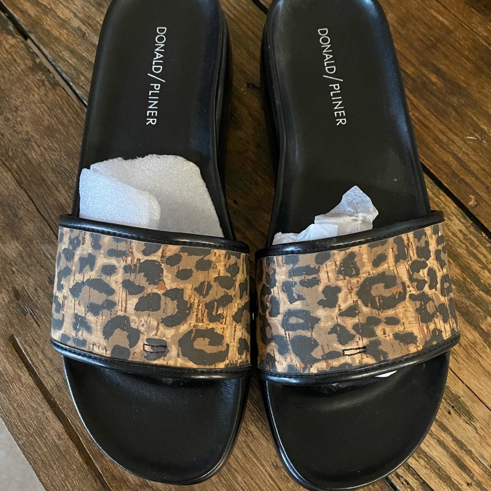 Donald J Pliner slides in new condition